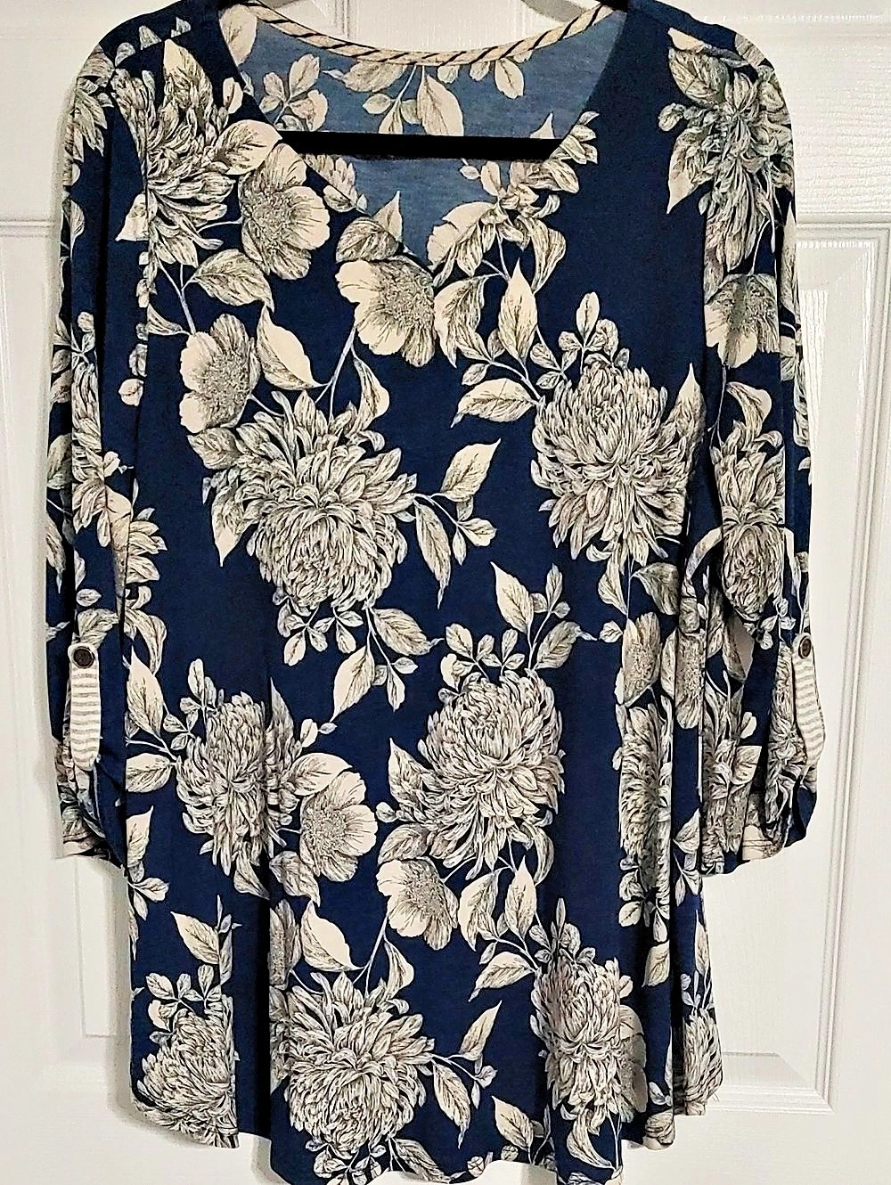 Floral Tunic Roll Tab Sleeve in Blue & White XL/2X Like New